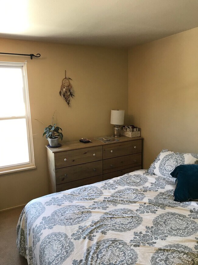 Building Photo - Two Story 2 Bed 1 Bath Condo in Central Bo...