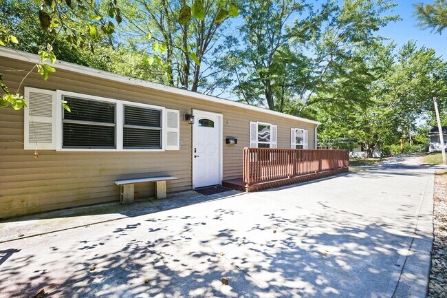 Building Photo - 455 Lakeview Dr