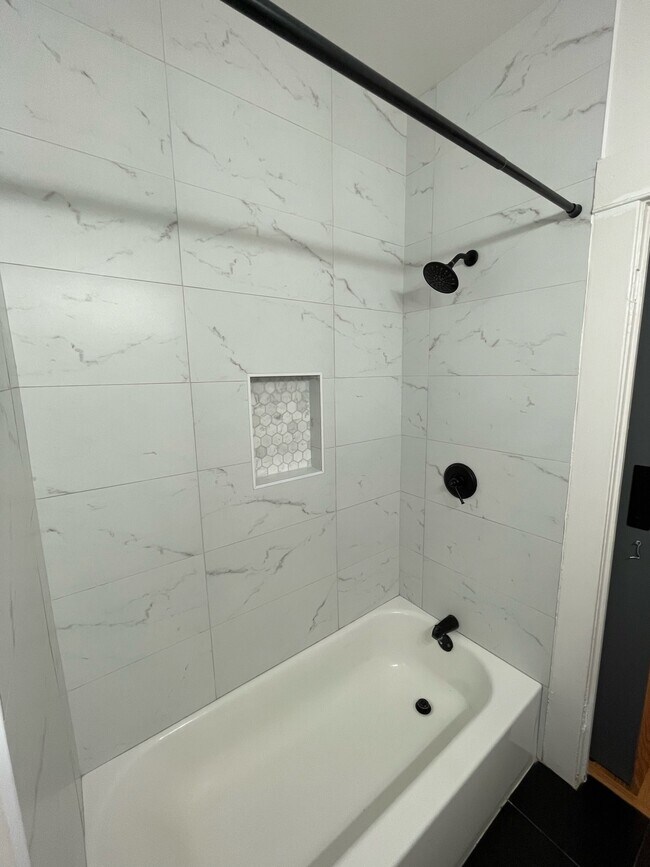 Building Photo - 1110 W 164th St