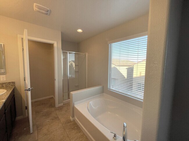 Building Photo - 3-Bedroom Home in Southwest Las Vegas – En...