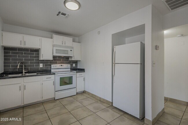 Building Photo - 1551 E Christy Dr