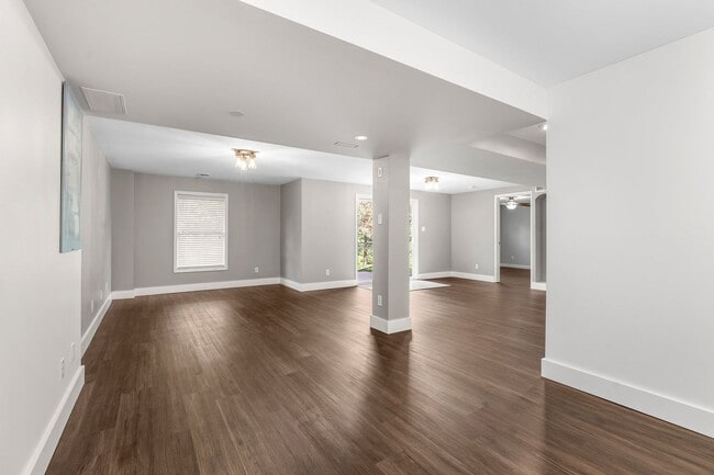 Building Photo - Beautiful 3-Bed, 3-Bath Home in Excellent ...