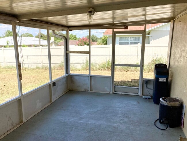 Building Photo - Available soon! 2 bedroom, 1.5 bath home w...