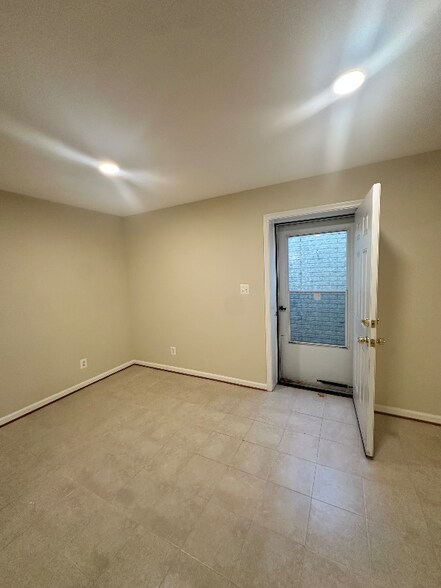 Building Photo - 2907 Dumas St