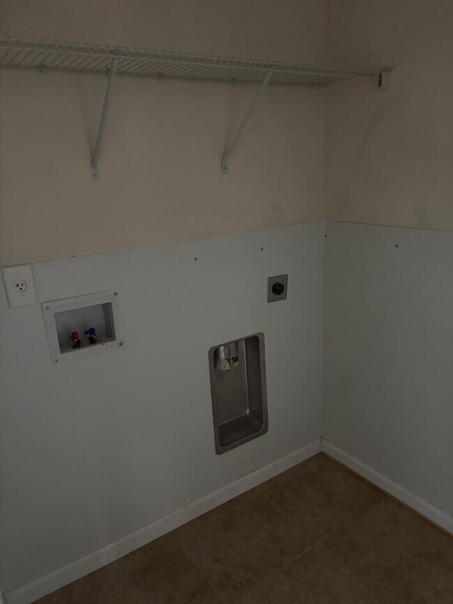 Building Photo - Great 4-Bedroom, 3-Bath
