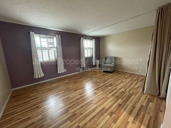 Building Photo - 2591 Stratford Dr