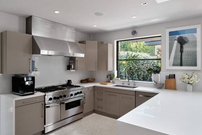 Building Photo - 8735 Dorrington Ave