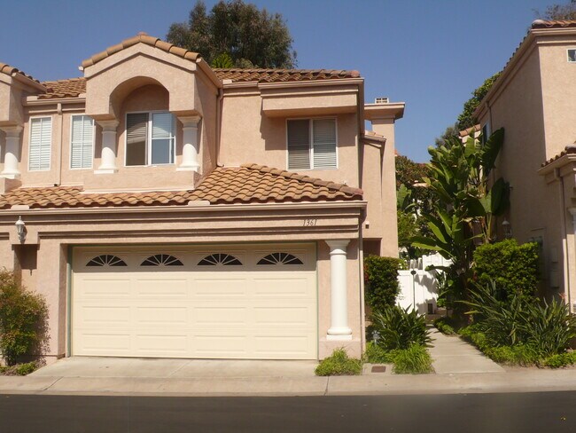 Building Photo - Gorgeous 3 Bed, 2.5 Bath Townhome In Rancho Del Rey - Chula Vista!