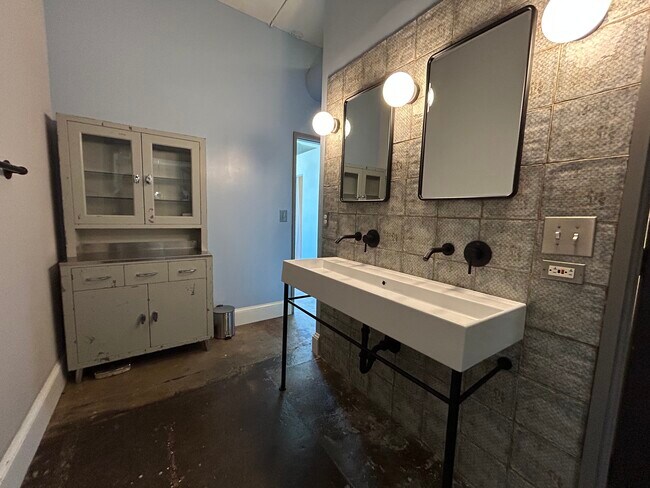 Building Photo - 426 Marietta St NW