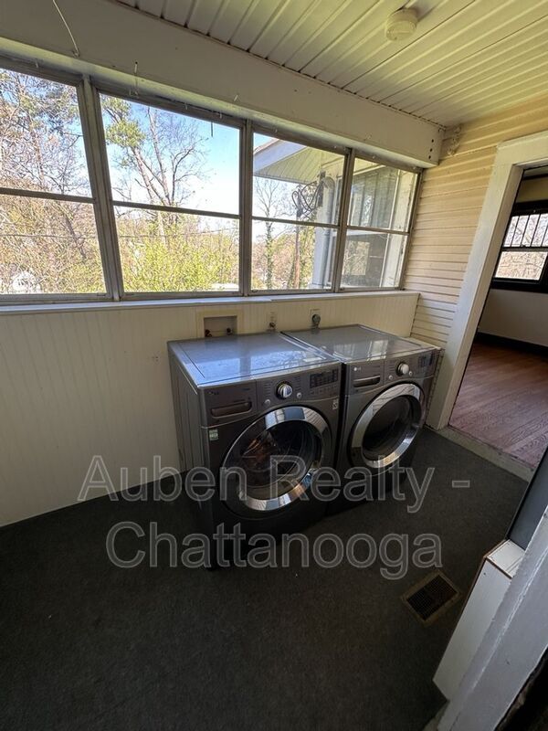 Building Photo - 3211 Montview Dr