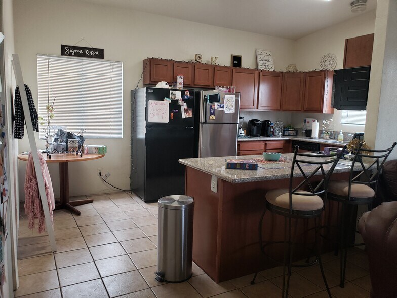 Kitchen - 516 E Waverly St