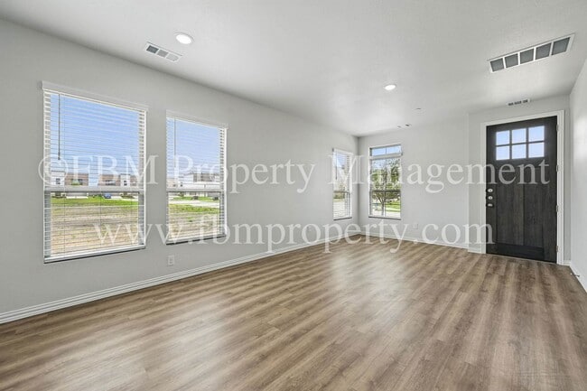 Building Photo - 2109 Luna Dr