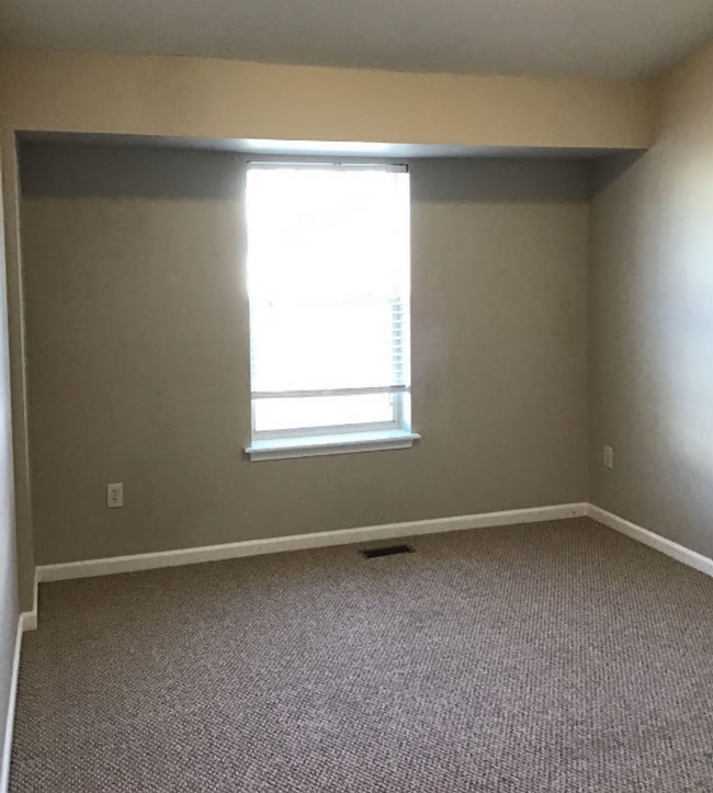 Building Photo - Spacious 3-Bedroom Townhome with Garage - ...