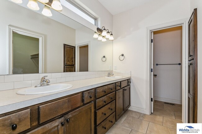 Building Photo - Andover Schools - 4 bedroom 3 bath