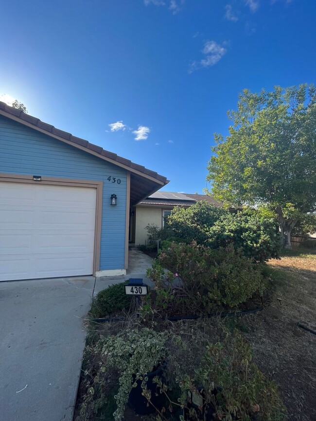 Building Photo - LOOK NO FURTHER! SPACIOUS 3 BED 2 BATH HOM...