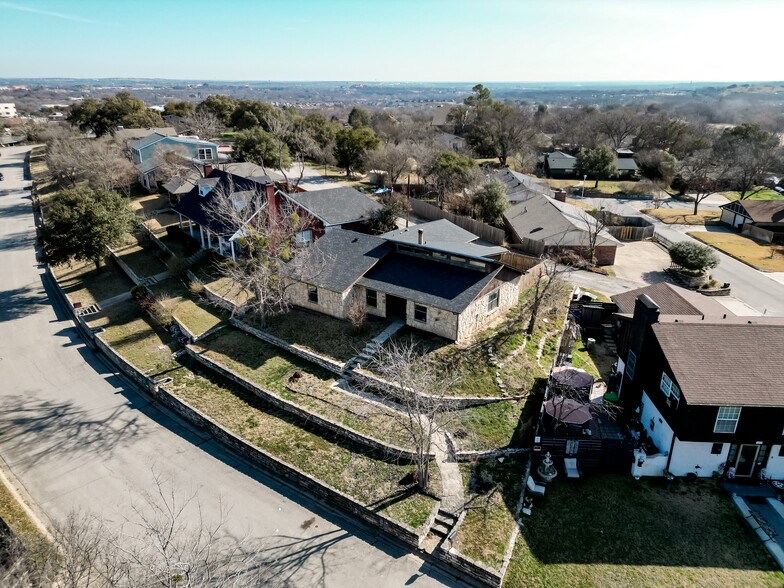 Building Photo - 504 Hilltop Dr