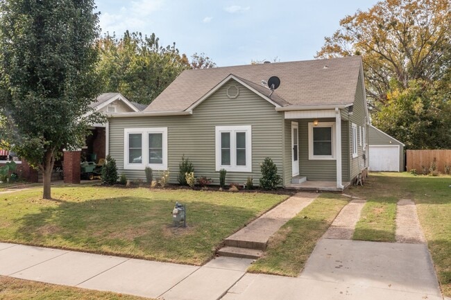 Building Photo - Freshly Updated 3 Bedroom House