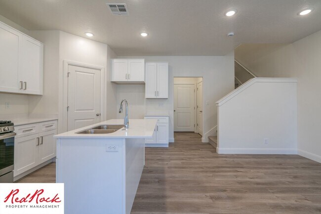 Building Photo - Stunning Spacious 3 Bedroom Unit