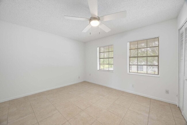 Building Photo - 406 N Cypress Dr