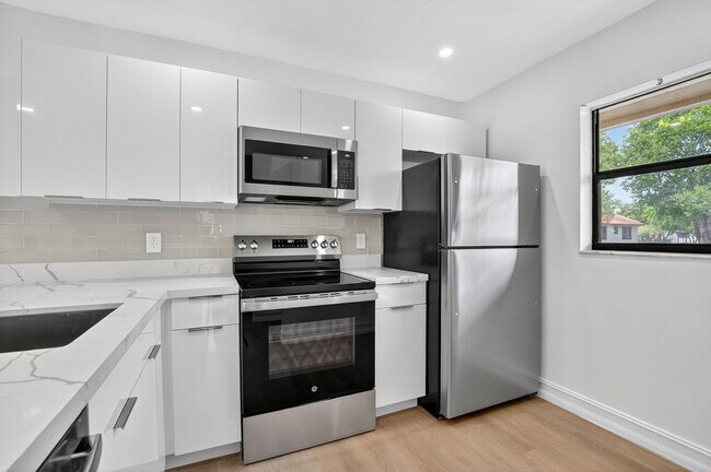 Building Photo - 6820 Palmetto Cir S