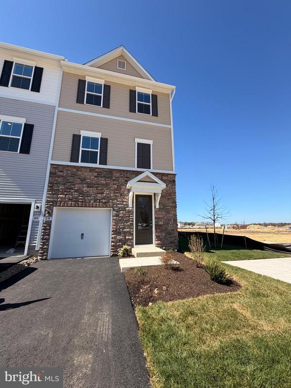 Building Photo - 38 Basswood St