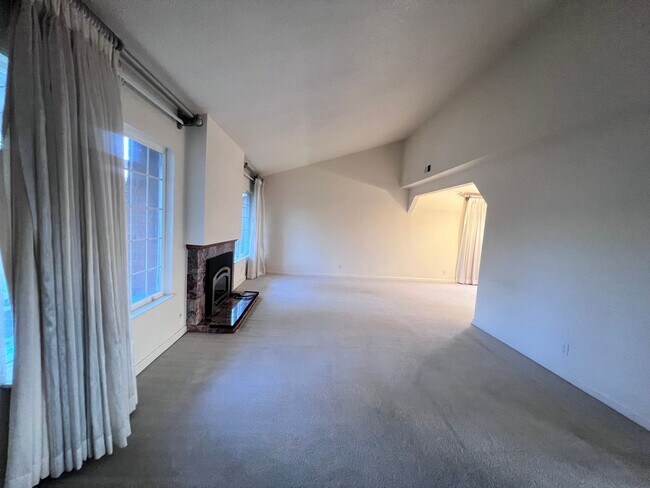 Building Photo - $500 OFF FIRST MONTH'S RENT!!!  BEAUTIFUL TWO LEVEL 3BD/3BA HOME AVAILABLE IN NEWARK, CA !!!!!!