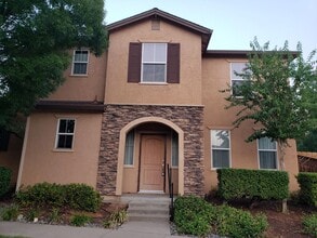 Building Photo - Shasta View Gardens - 3bd/2.5 ba + Office!