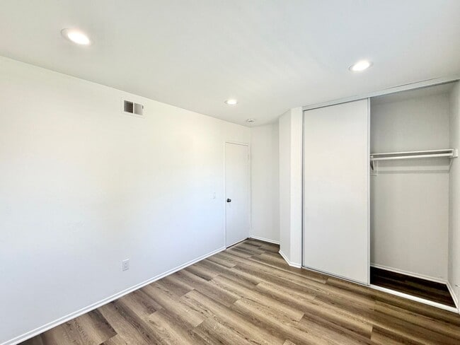 Building Photo - Stunning 4 Bedroom Home in California Tradewinds
