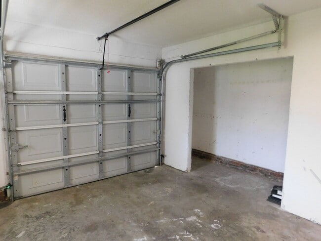 Building Photo - Quaint Family Home