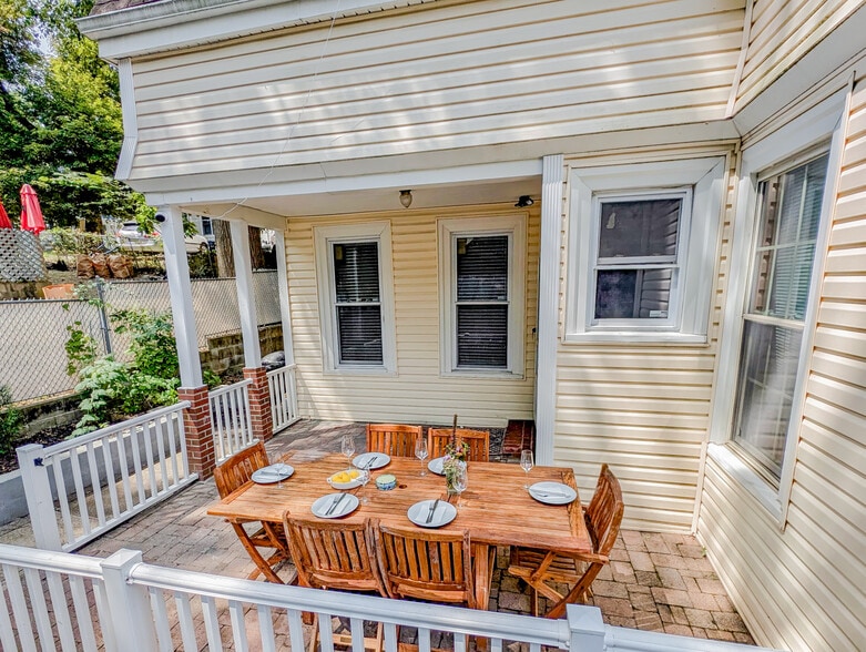 Building Photo - 15 Rosseter St