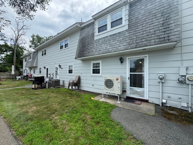Building Photo - Refreshed 2 Bed 1.5 Bath Townhouse | Pet O...