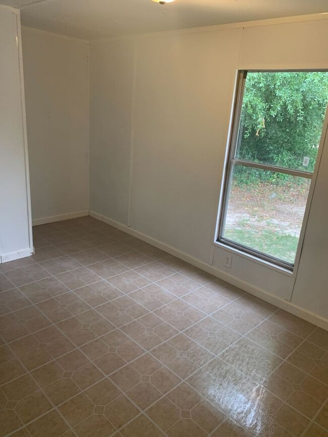 Building Photo - APPROVED SECTION 8 VOUCHERS ONLY! - 2 Bedr...