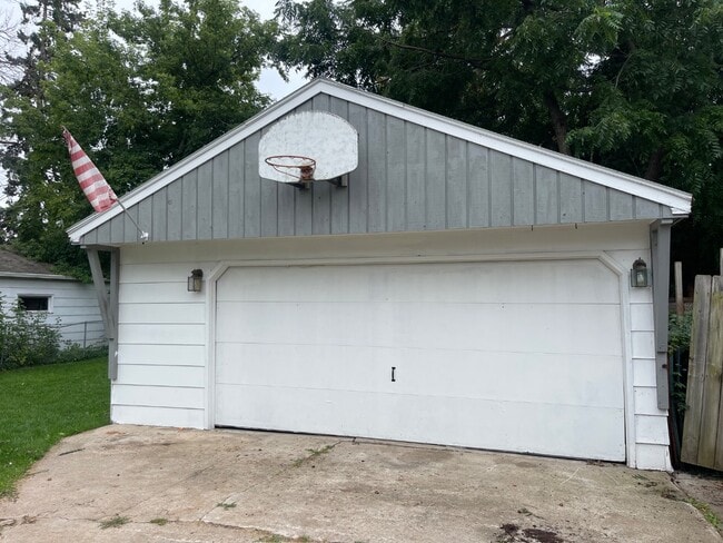 Building Photo - 813 Lincoln St