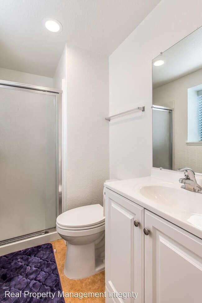 Building Photo - 3 br, 2.5 bath House - 1045 Clark St