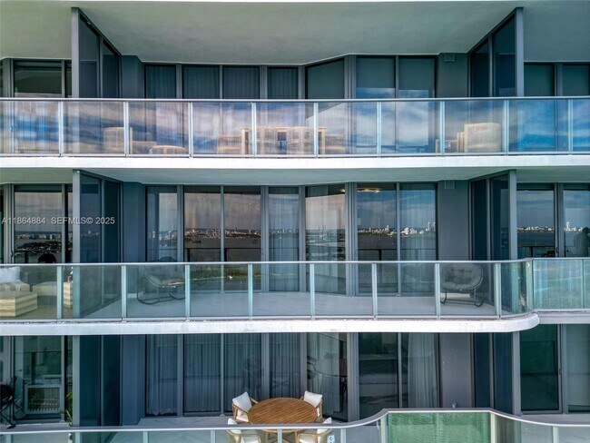 Building Photo - 700 NE 24th St