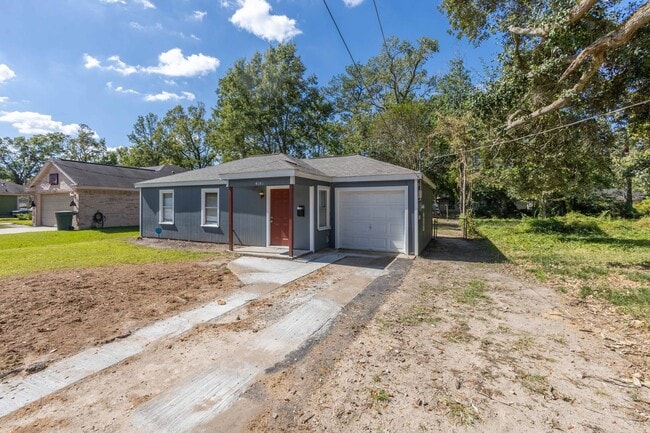 Building Photo - 2 bed, 1 bath in great location - move in ...