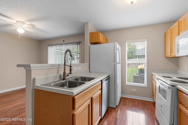 Building Photo - 11871 Lake Bend Cir