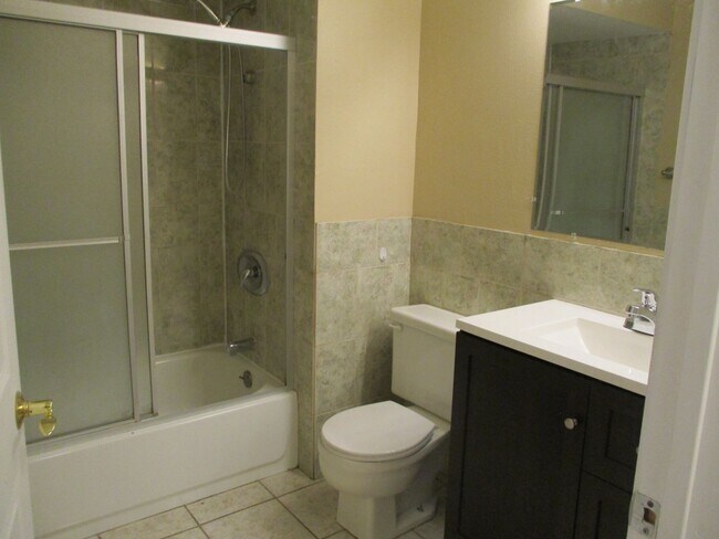 Building Photo - Very nice 2 bedroom 1.5 bath 1st floor condo