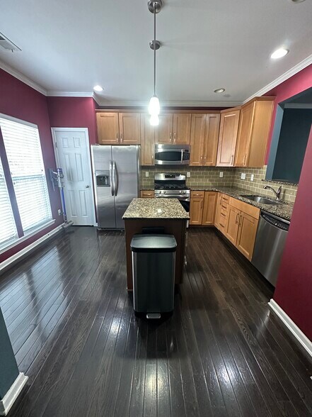 Building Photo - 239 Lincoln St