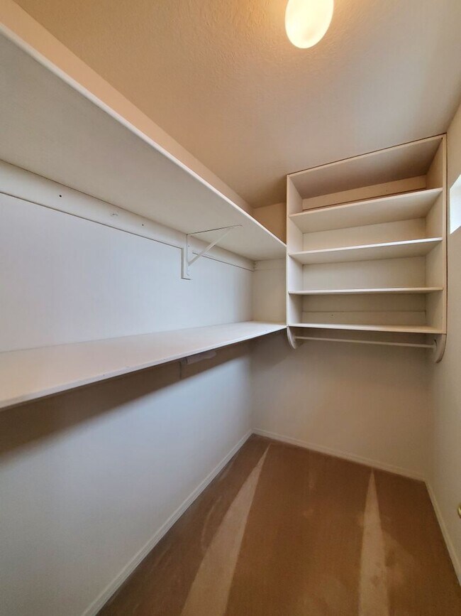 Building Photo - Stunning 2 story 2575 sq ft home- New Carpet