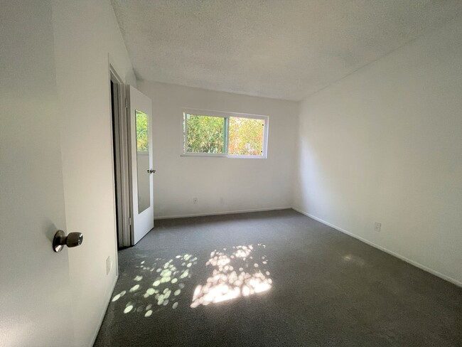 Bedroom 3 w/ walk-in closet - 419 Longfellow Ave