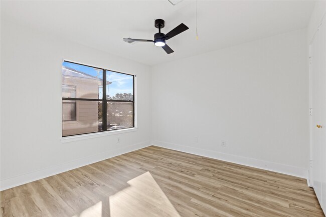 Building Photo - 5941 S Loop E
