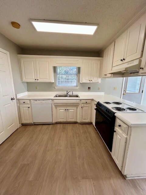 Primary Photo - 3818 Pondside Cir