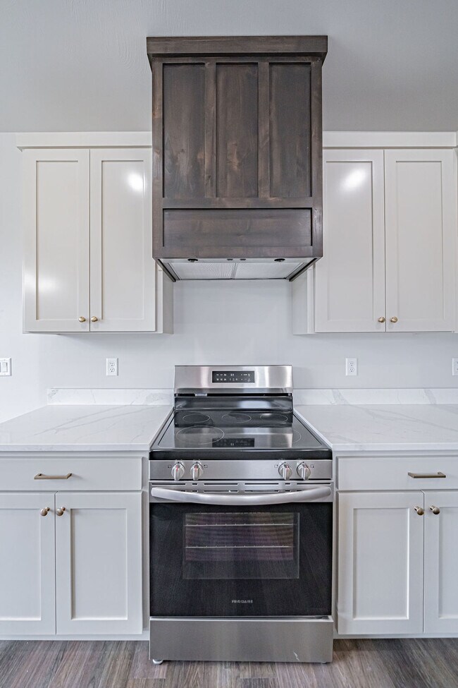 Building Photo - 2988 Huntshire Ave