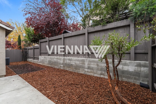 Building Photo - Beautiful Roseville Home rent ready!