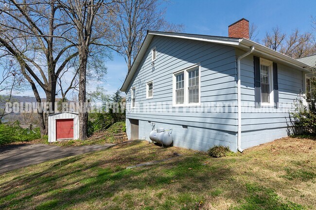 Building Photo - 323 Walsh Rd