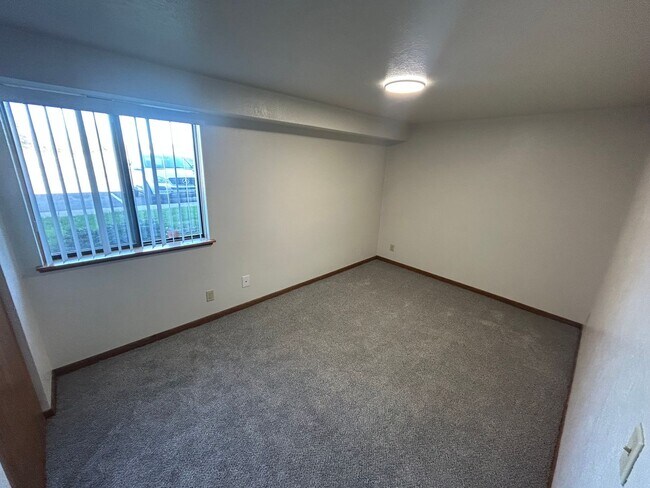 Building Photo - 2 bedroom 1 bath Middle Floor Apartment with Private Balcony!