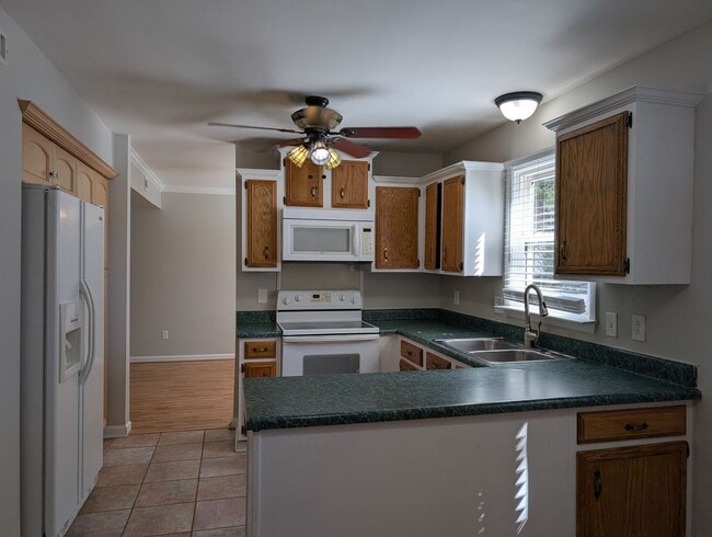 Building Photo - Cozy 2 story, 5 bedroom, 3.5 bathroom hous...