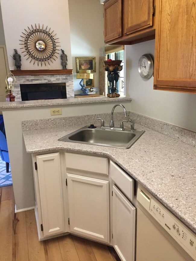 Building Photo - Top Floor FURNISHED 1 Bed/Office/Loft in P...