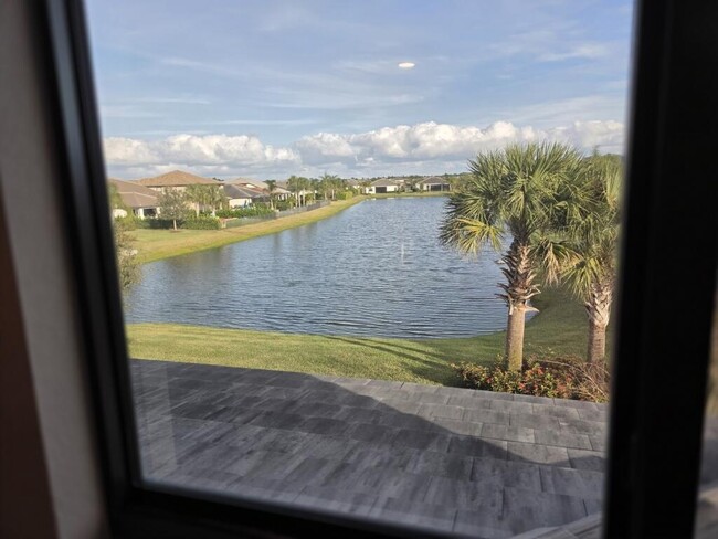 Building Photo - 527 SE Vallarta Dr